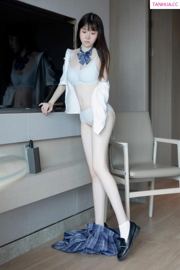   [XiuRen]高清写真图 2023.06.29 No.6993 林悠悠 格子裙美腿第63张图片